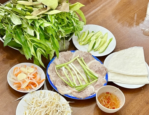 Bánh tráng cuốn thịt luộc
